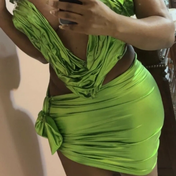 Stunning Calechie metallic top in green. - Picture 3 of 4